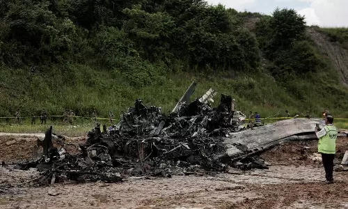 പറന്നുയരുന്നതിനിടെ വിമാനം പൂർണമായും കത്തി; രക്ഷപ്പെട്ടത് പൈലറ്റ് മാത്രം, 18 യാത്രക്കാർക്ക് ദാരുണാന്ത്യം