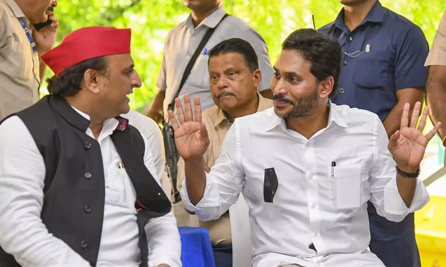 Akhilesh Yadav with YSRC chief YS Jagan Mohan Reddy