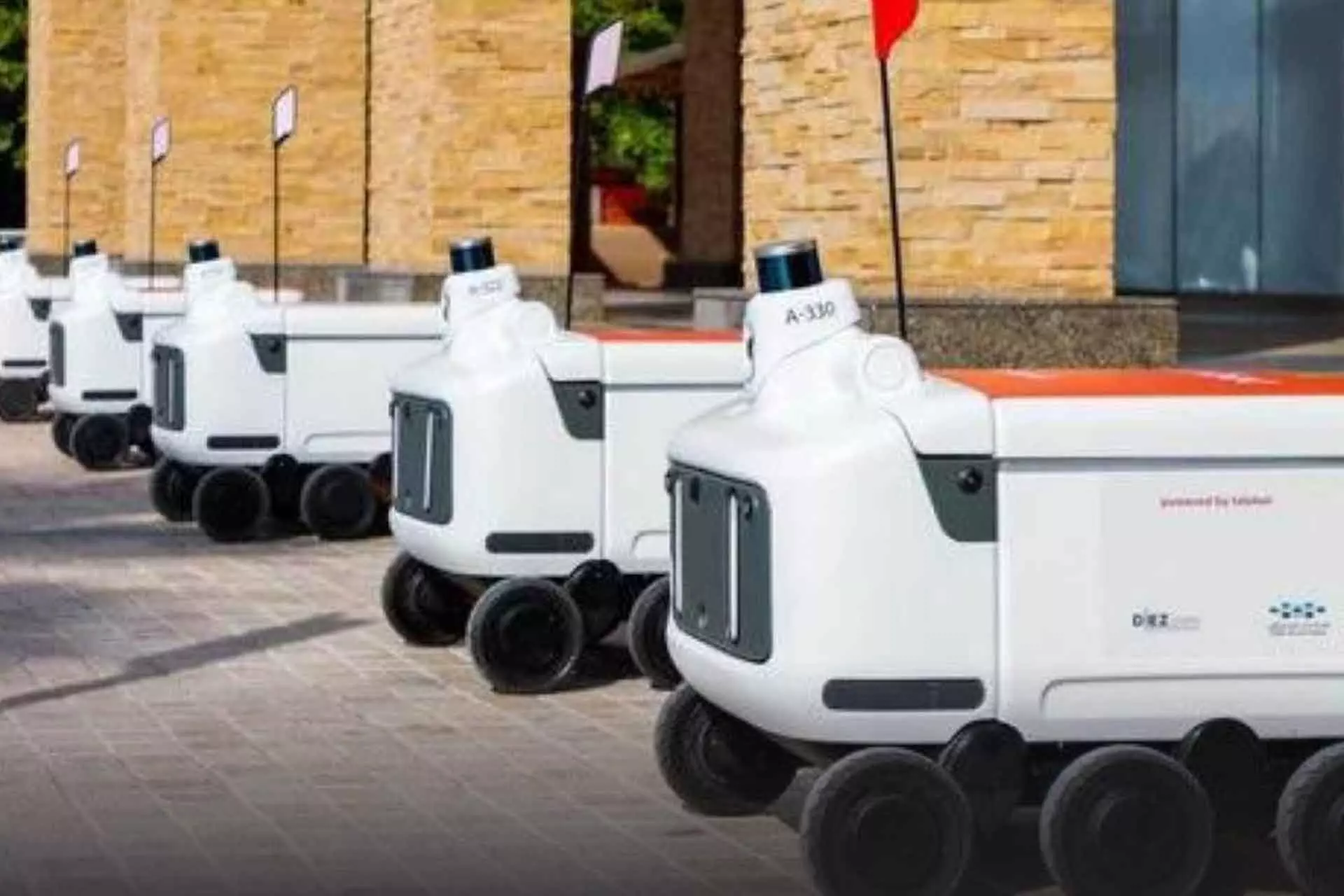 ദുബൈയിൽ ഫുഡ് ഡെലിവറിക്ക് കൂടുതൽ റോബോട്ടുകൾ ദുബൈയിൽ ഫുഡ് ഡെലിവറിക്ക് കൂടുതൽ റോബോട്ടുകൾ