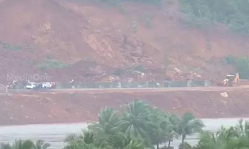 അങ്കോലയിൽ അപകടസ്ഥലത്തിന് സമീപം തടിക്കഷണങ്ങൾ