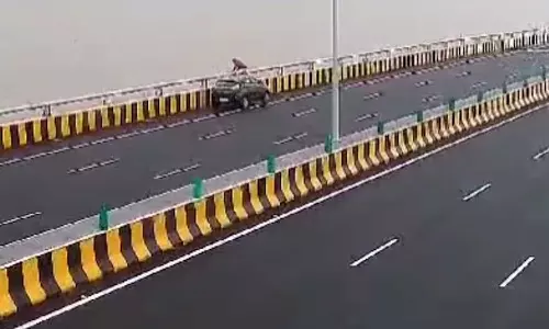 അടൽ സേതുവിൽ കാർ നിർത്തി യുവാവ് കടലിൽ ചാടി; ദൃശ്യങ്ങൾ പുറത്ത്