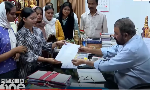 സ്കൂളിന്റെ ശോചനീയാവസ്ഥ പരിഹരിക്കണം; വിദ്യാഭ്യാസ മന്ത്രിയെ കണ്ട്  ബി.പി അങ്ങാടി സ്കൂളിലെ വിദ്യാർഥിനികൾ