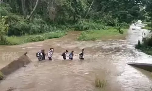 നടപ്പാലമില്ല; ഗായത്രി പുഴയിൽ യാത്ര ജീവൻ പണയംവെച്ച്