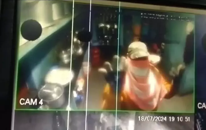 കക്കാൻ കയറിയ കട കാലി, 20 രൂപ കടക്കാരന് സംഭാവന നൽകി കൈകൂപ്പി കള്ളന്റെ മടക്കം- വീഡിയോ കക്കാൻ കയറിയ കട കാലി, 20 രൂപ കടക്കാരന് സംഭാവന നൽകി കൈകൂപ്പി കള്ളന്റെ മടക്കം- വീഡിയോ