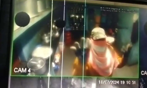 കക്കാൻ കയറിയ കട കാലി, 20 രൂപ കടക്കാരന് സംഭാവന നൽകി കൈകൂപ്പി കള്ളന്റെ മടക്കം- വീഡിയോ