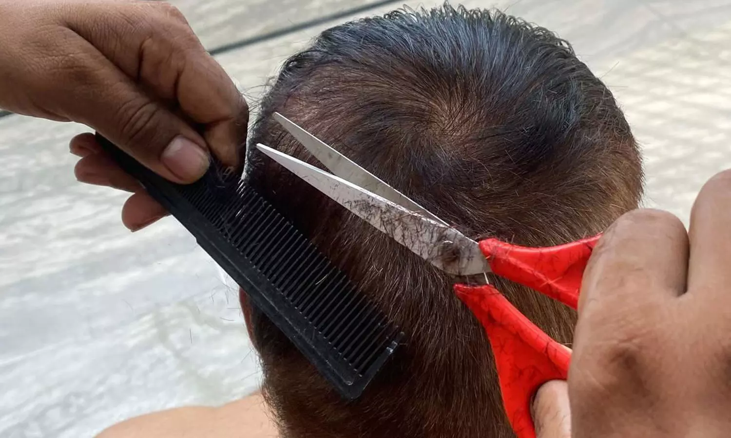 15 children had their hair cut off; The government suspended the school teacher 15 കുട്ടികളുടെ നീളം മുടി മുറിച്ചുമാറ്റി; സർക്കാർ സ്കൂൾ അധ്യാപികയെ സസ്പെൻഡ് ചെയ്തു