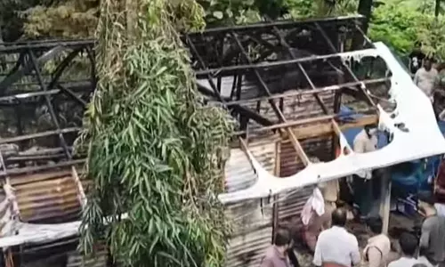 മലപ്പുറത്ത് വീടിന് തീപിടിച്ചു; പണവും ഗൃഹോപകരണങ്ങളും കത്തിനശിച്ചു മലപ്പുറത്ത് വീടിന് തീപിടിച്ചു; പണവും ഗൃഹോപകരണങ്ങളും കത്തിനശിച്ചു