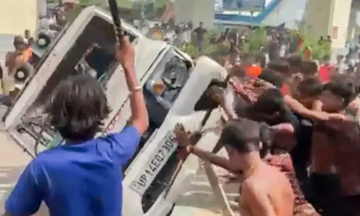 Kanwariyas Vandalise, Overturn Police Vehicle in UP