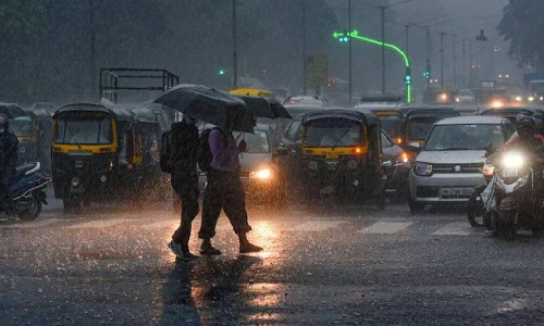 Heavy rain: Holiday in 3 taluks of Malappuram and 3 panchayats of Kozhikode tomorrow (Tuesday), latest news malayalam കനത്ത മഴ: മലപ്പുറത്ത് 3 താലൂക്കുകളിലും കോഴിക്കോട് 3 പഞ്ചായത്തുകളിലും നാളെ (ചൊവ്വ) അവധി