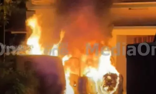 മലപ്പുറത്ത് വീടിനുമുന്നിൽ നിർത്തിയിട്ട വാഹനങ്ങൾ കത്തിനശിച്ചു