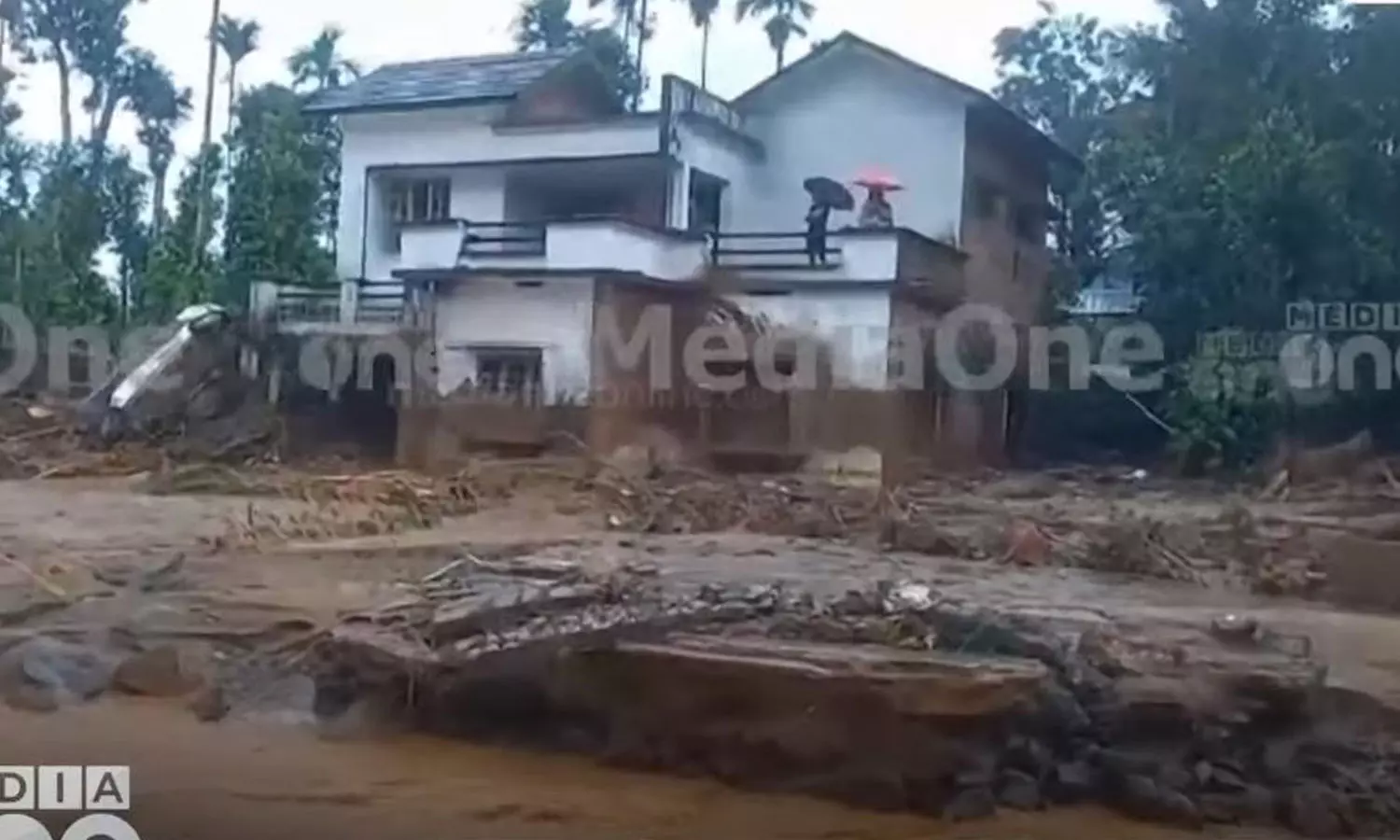 ഇവിടുന്ന് കാണുന്ന കാഴ്ച ഭീകരമാണ്, കുടുംബക്കാരെല്ലാം മണ്ണിനടിയിലാണ്; നെഞ്ചുപൊട്ടി നാട് ഇവിടുന്ന് കാണുന്ന കാഴ്ച ഭീകരമാണ്, കുടുംബക്കാരെല്ലാം മണ്ണിനടിയിലാണ്; നെഞ്ചുപൊട്ടി നാട്