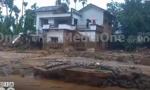 ഇവിടുന്ന് കാണുന്ന കാഴ്ച ഭീകരമാണ്, കുടുംബക്കാരെല്ലാം മണ്ണിനടിയിലാണ്; നെഞ്ചുപൊട്ടി നാട്