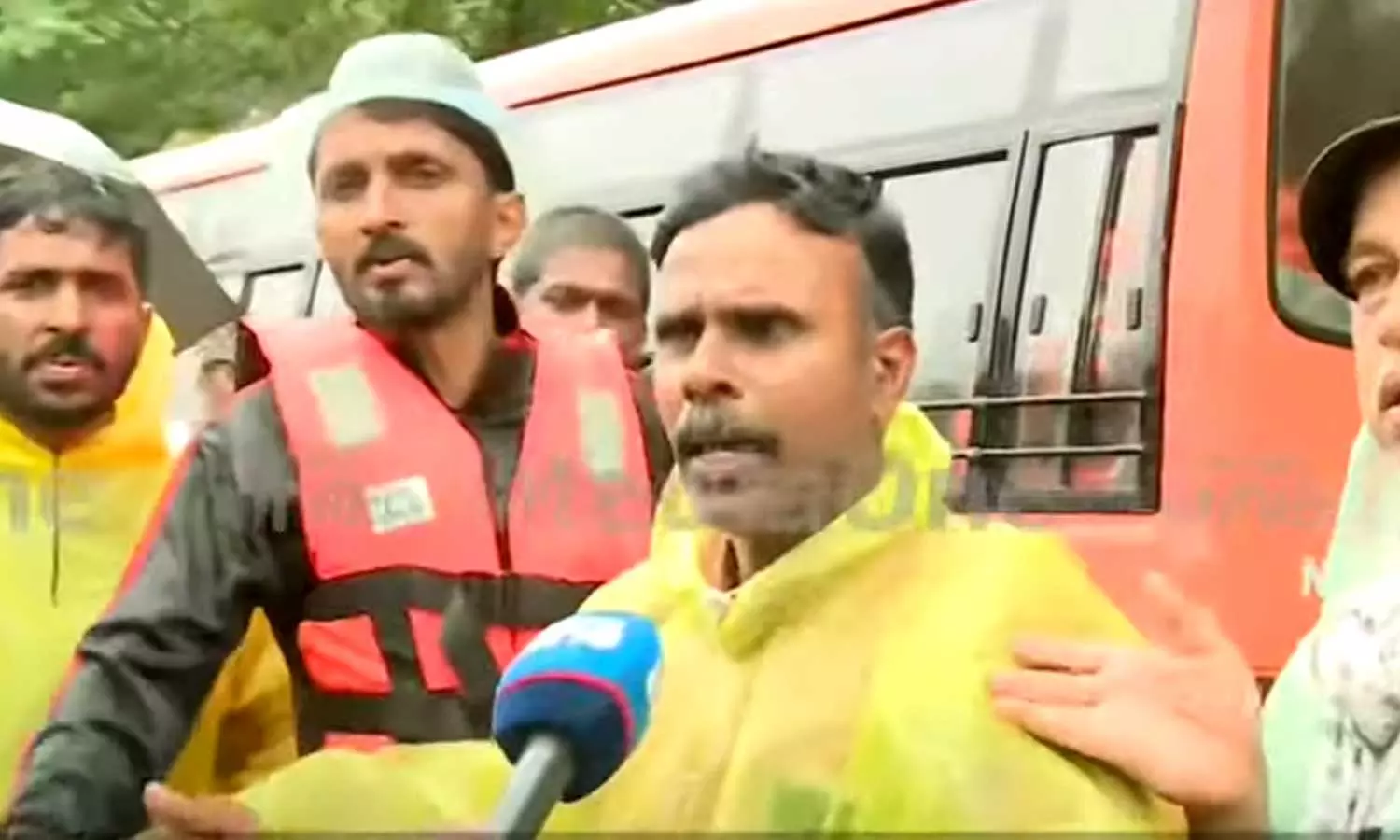 Protest in Churalmala over volunteer vehicles with food are not allowed to pass Protest in Churalmala over volunteer vehicles with food are not allowed to pass