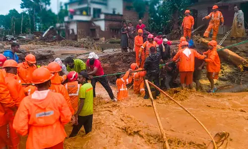 Mundakai Disaster: Heavy rains, rescue operations hampered, latest news malayalam മുണ്ടക്കൈ ദുരന്തം: കനത്ത മഴ, രക്ഷാപ്രവർത്തനം തടസ്സപ്പെട്ടു Mundakai Disaster: Heavy rains, rescue operations hampered, latest news malayalam മുണ്ടക്കൈ ദുരന്തം: കനത്ത മഴ, രക്ഷാപ്രവർത്തനം തടസ്സപ്പെട്ടു