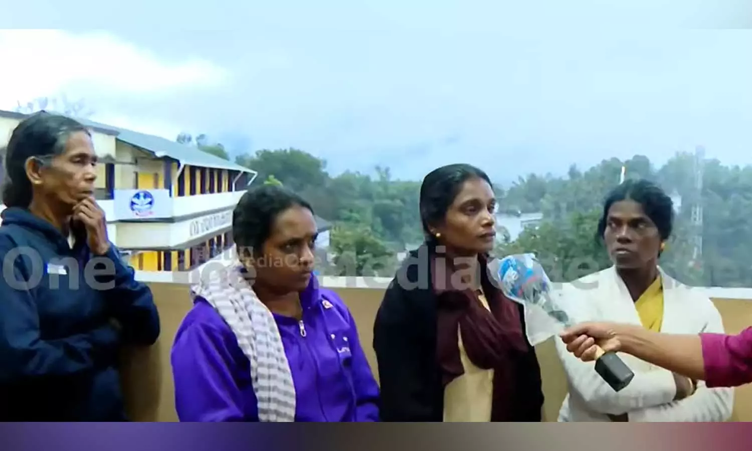 ‘അവരില്ലാതെ ഞങ്ങളെങ്ങനെ തിരിച്ചു പോകും’; മുണ്ടക്കൈയിൽ ചേച്ചിയെയും കുടുംബത്തെയും കണ്ടെത്താനുള്ള ഓട്ടത്തിലാണ് അനുജത്തി ‘അവരില്ലാതെ ഞങ്ങളെങ്ങനെ തിരിച്ചു പോകും’; മുണ്ടക്കൈയിൽ ചേച്ചിയെയും കുടുംബത്തെയും കണ്ടെത്താനുള്ള ഓട്ടത്തിലാണ് അനുജത്തി