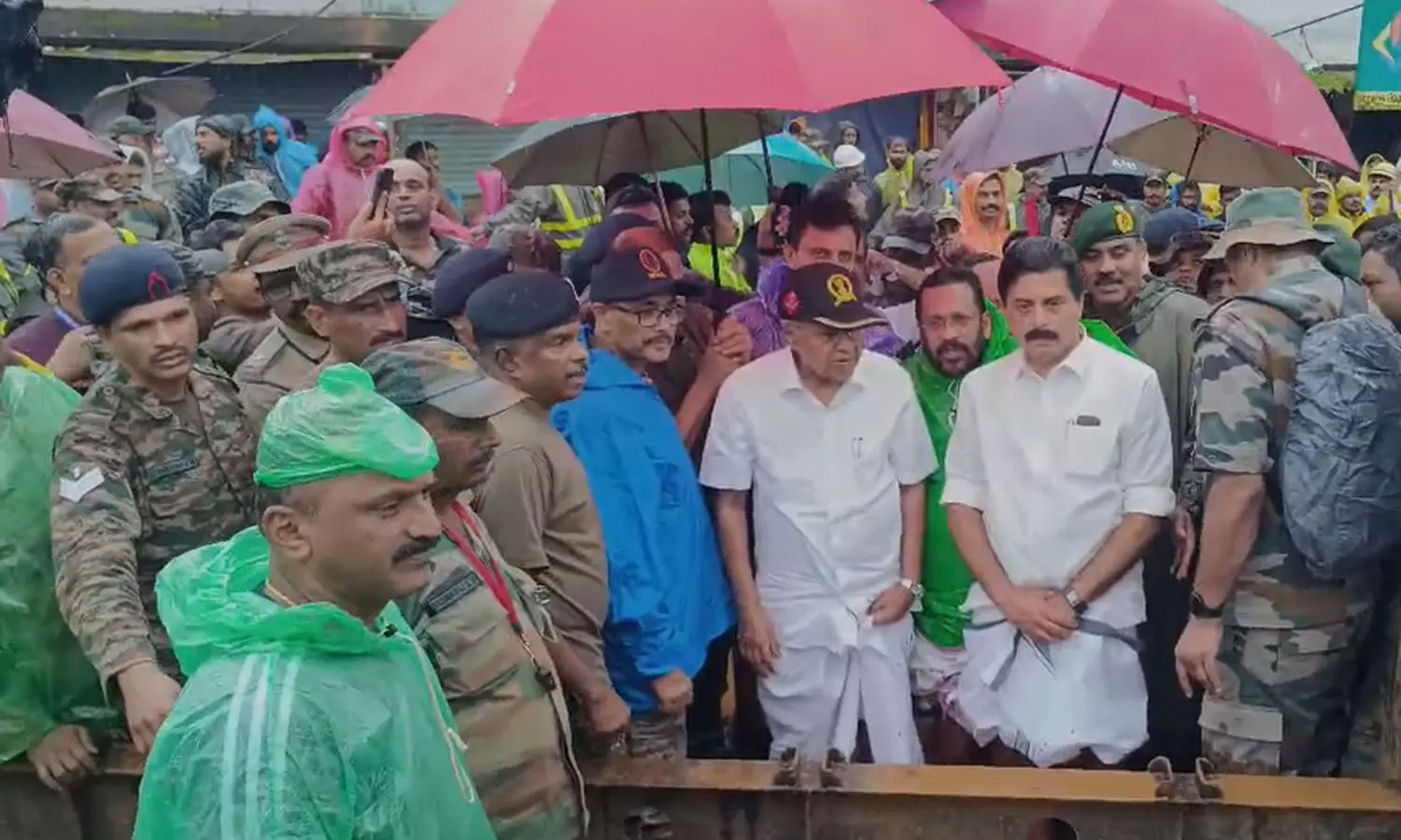 മുഖ്യമന്ത്രി ചൂരൽമലയിൽ; രക്ഷാപ്രവർത്തനം വിലയിരുത്തി