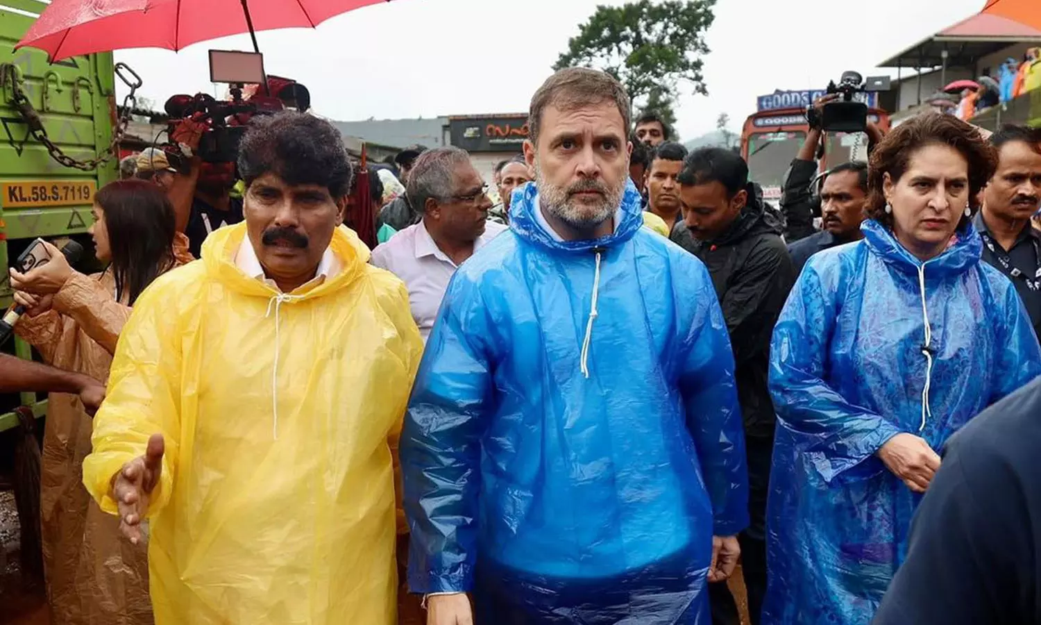 കണ്ണീരൊപ്പാന് ദുരന്തഭൂമിയിലെത്തി രാഹുലും പ്രിയങ്കയും; ദുരിതാശ്വാസ ക്യാമ്പിലെത്തി കണ്ണീരൊപ്പാന് ദുരന്തഭൂമിയിലെത്തി രാഹുലും പ്രിയങ്കയും; ദുരിതാശ്വാസ ക്യാമ്പിലെത്തി