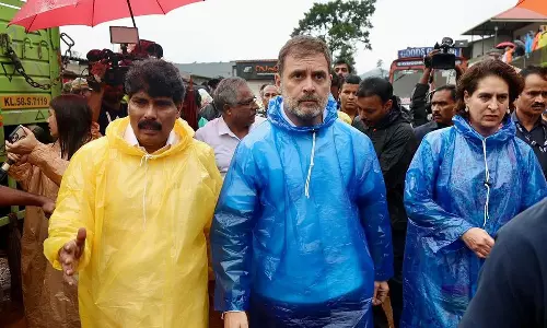 കണ്ണീരൊപ്പാന്‍ ദുരന്തഭൂമിയിലെത്തി രാഹുലും പ്രിയങ്കയും; ദുരിതാശ്വാസ ക്യാമ്പിലെത്തി