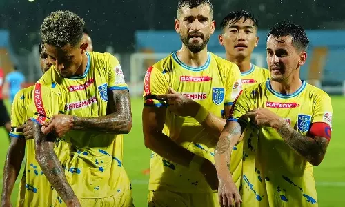 ഈ ജയം വയനാടിന്; മുംബൈയെ ഗോൾമഴയിൽ മുക്കി ബ്ലാസ്റ്റേഴ്സ് ഈ ജയം വയനാടിന്; മുംബൈയെ ഗോൾമഴയിൽ മുക്കി ബ്ലാസ്റ്റേഴ്സ്