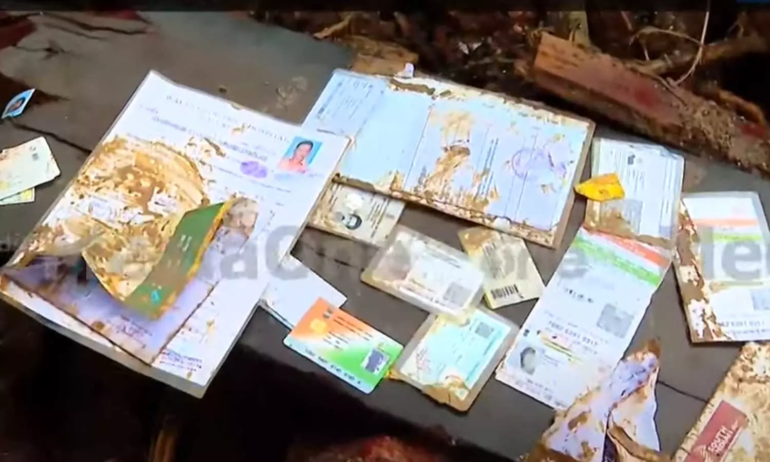 ദുരന്തഭൂമിയിൽ തീരാനോവായി ചിതറിക്കിടക്കുന്ന ഡോക്യുമെന്റുകളും പുസ്തകങ്ങളും കളിപ്പാട്ടങ്ങളും ദുരന്തഭൂമിയിൽ തീരാനോവായി ചിതറിക്കിടക്കുന്ന ഡോക്യുമെന്റുകളും പുസ്തകങ്ങളും കളിപ്പാട്ടങ്ങളും