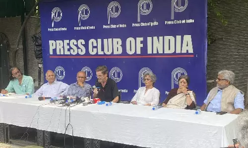 ‘ഇസ്രായേലിലേക്ക് ഇന്ത്യ ആയുധ കയറ്റുമതി അവസാനിപ്പിക്കണം’; കേന്ദ്ര പ്രതിരോധ മന്ത്രിക്ക് കത്തയച്ചു ‘ഇസ്രായേലിലേക്ക് ഇന്ത്യ ആയുധ കയറ്റുമതി അവസാനിപ്പിക്കണം’; കേന്ദ്ര പ്രതിരോധ മന്ത്രിക്ക് കത്തയച്ചു