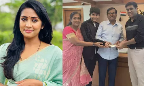 അഞ്ച് രൂപ കൊടുത്താൽ പത്തുപേരെ അറിയിക്കണോ?; കമന്റിന് മറുപടിയുമായി നവ്യ അഞ്ച് രൂപ കൊടുത്താൽ പത്തുപേരെ അറിയിക്കണോ?; കമന്റിന് മറുപടിയുമായി നവ്യ