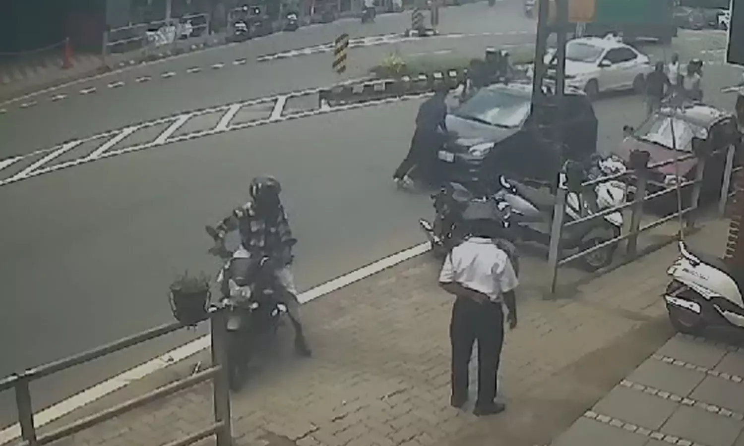 മുക്കത്ത് യുവാവിനെ കാറിടിപ്പിച്ച് അപായപ്പെടുത്താൻ ശ്രമം മുക്കത്ത് യുവാവിനെ കാറിടിപ്പിച്ച് അപായപ്പെടുത്താൻ ശ്രമം