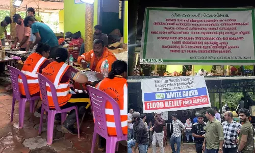 മുണ്ടക്കൈ ദുരന്തം: രക്ഷാപ്രവർത്തകർക്ക് സൗജന്യ ഭക്ഷണം വിളമ്പിയ യൂത്ത് ലീഗിന്റെ ഊട്ടുപുര പൂട്ടിച്ചു മുണ്ടക്കൈ ദുരന്തം: രക്ഷാപ്രവർത്തകർക്ക് സൗജന്യ ഭക്ഷണം വിളമ്പിയ യൂത്ത് ലീഗിന്റെ ഊട്ടുപുര പൂട്ടിച്ചു