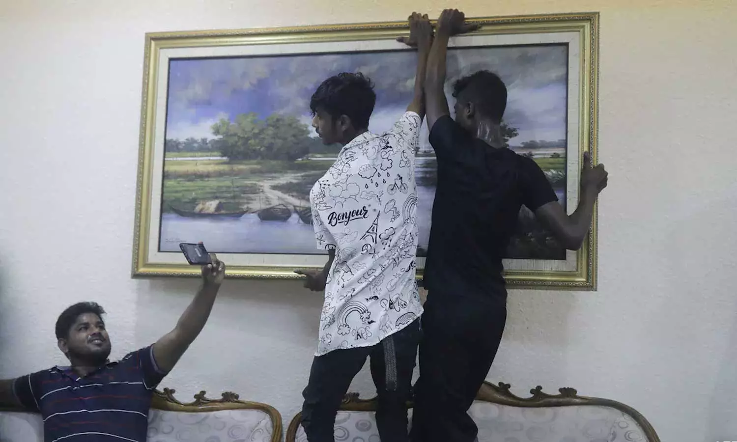 ‘സാരികൾ, ചായക്കപ്പുകൾ,പുസ്തകങ്ങൾ’; ശൈഖ് ഹസീനയുടെ കൊട്ടാരം കൈയേറി പ്രക്ഷോഭകാരികൾ ‘സാരികൾ, ചായക്കപ്പുകൾ,പുസ്തകങ്ങൾ’; ശൈഖ് ഹസീനയുടെ കൊട്ടാരം കൈയേറി പ്രക്ഷോഭകാരികൾ