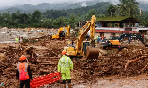 ഉയിരെടുത്ത ഉരുൾ; മഹാദുരന്തത്തിന് ഇന്നേക്ക് ഒരാഴ്ച, മരണസംഖ്യ 369, തിരച്ചിൽ ഇന്നും തുടരും