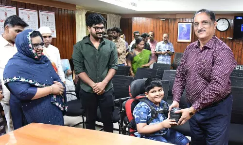 സ്വന്തം വേദന മറന്ന് വയനാടിന്റെ വേദനയൊപ്പാന് മുഹമ്മദ് ഫിദല് സ്വന്തം വേദന മറന്ന് വയനാടിന്റെ വേദനയൊപ്പാന് മുഹമ്മദ് ഫിദല്