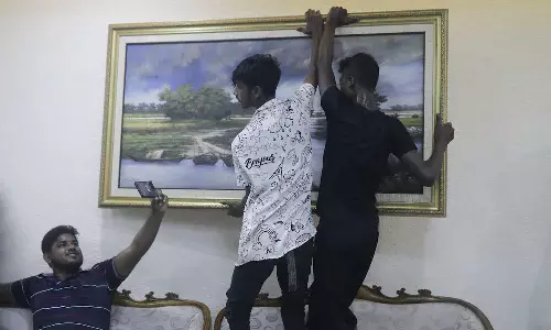 ‘സാരികൾ, ചായക്കപ്പുകൾ,പുസ്തകങ്ങൾ’; ശൈഖ് ഹസീനയുടെ കൊട്ടാരം കൈയേറി പ്രക്ഷോഭകാരികൾ ‘സാരികൾ, ചായക്കപ്പുകൾ,പുസ്തകങ്ങൾ’; ശൈഖ് ഹസീനയുടെ കൊട്ടാരം കൈയേറി പ്രക്ഷോഭകാരികൾ