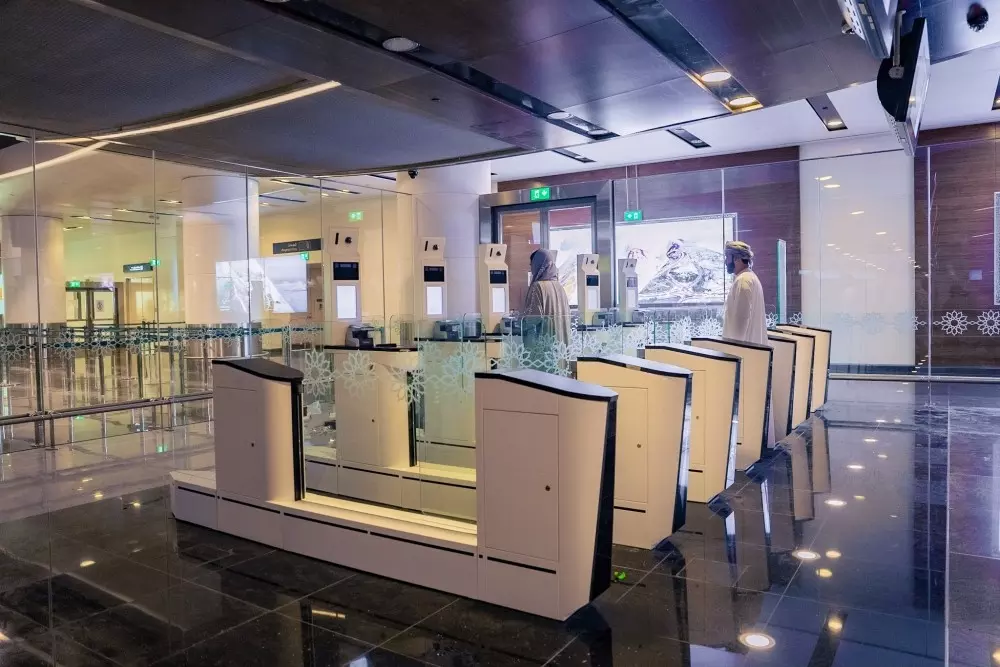 മസ്കത്ത് വിമാനത്താവളത്തിൽ സ്മാർട്ട് ഇ-ഗേറ്റ് സംവിധാനം ആരംഭിച്ചു മസ്കത്ത് വിമാനത്താവളത്തിൽ സ്മാർട്ട് ഇ-ഗേറ്റ് സംവിധാനം ആരംഭിച്ചു