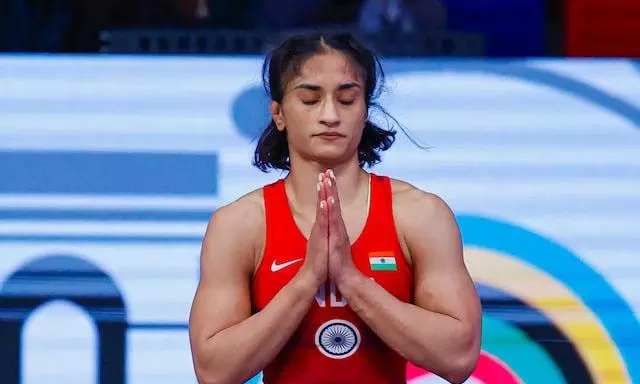 കണ്ണീർ വീണ് ഗോദ; ഭാരപരിശോധനയിൽ പരാജയപ്പെട്ടതിനെത്തുടർന്ന് വിനേഷ് ഫോഗട്ടിന് അയോഗ്യത കണ്ണീർ വീണ് ഗോദ; ഭാരപരിശോധനയിൽ പരാജയപ്പെട്ടതിനെത്തുടർന്ന് വിനേഷ് ഫോഗട്ടിന് അയോഗ്യത