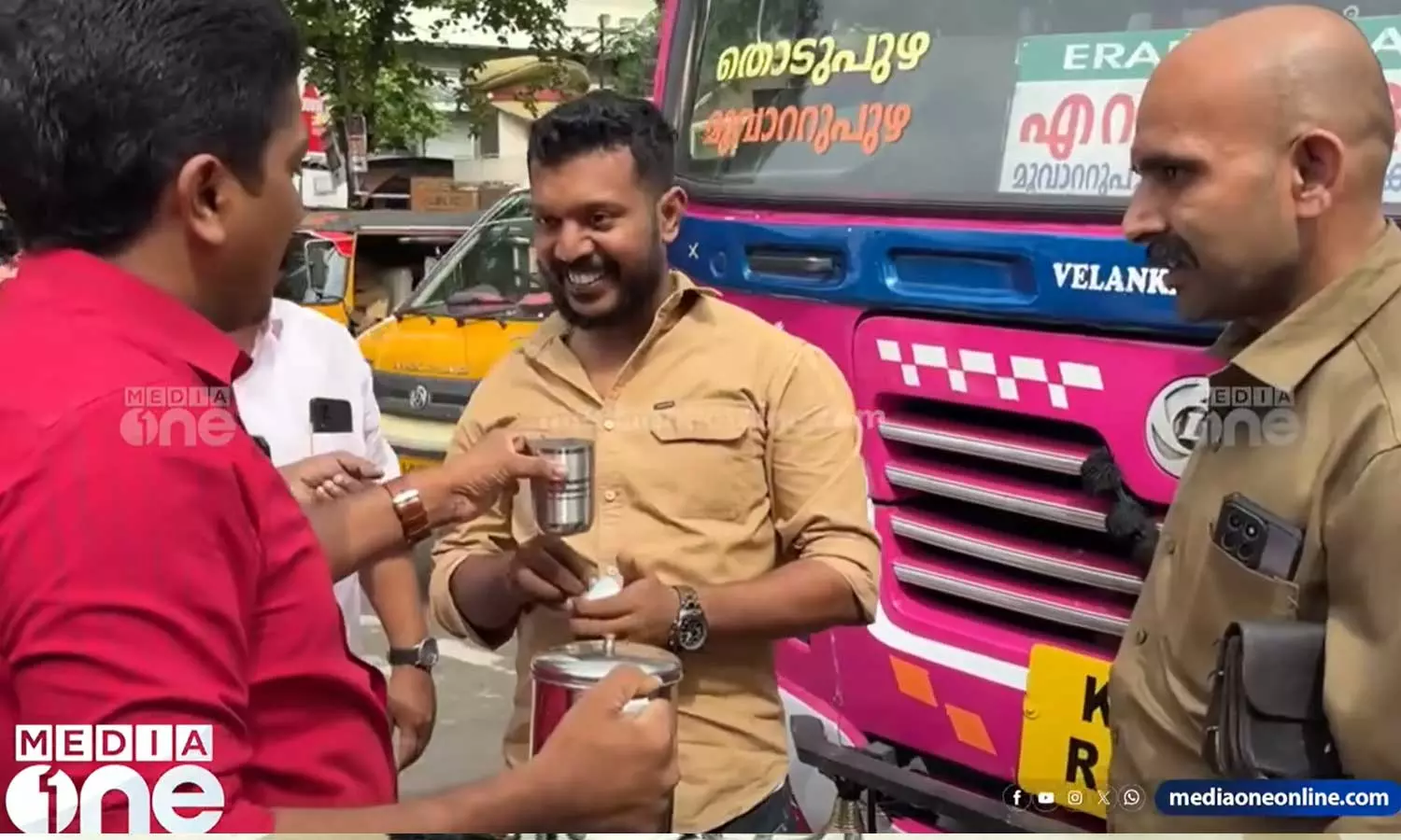 ഊതി ഊതി കുടിച്ചോളു; മത്സരയോട്ടം നടത്തിയ സ്വകാര്യ ബസ് ഡ്രൈവർമാർക്ക് തിളച്ച ചായയുമായി ഡി.വൈ.എഫ്.ഐ ഊതി ഊതി കുടിച്ചോളു; മത്സരയോട്ടം നടത്തിയ സ്വകാര്യ ബസ് ഡ്രൈവർമാർക്ക് തിളച്ച ചായയുമായി ഡി.വൈ.എഫ്.ഐ