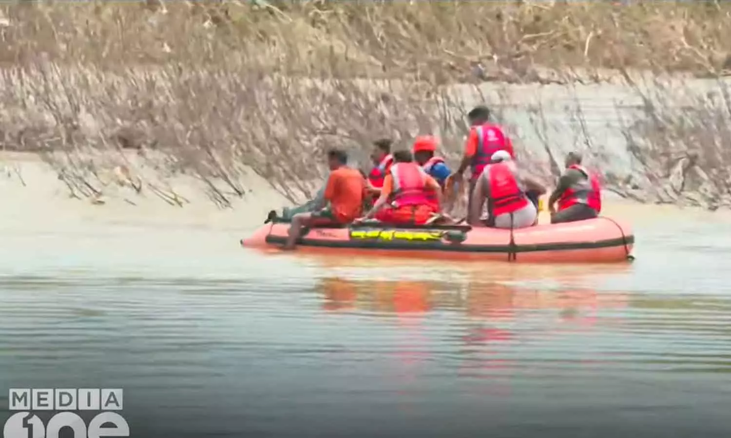 Water level drops in Chaliyar; One more body was found Water level drops in Chaliyar; One more body was found