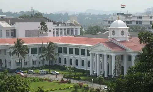 Vlogger shots without permission at the secretariat in Thiruvananthapuram Vlogger shots without permission at the secretariat in Thiruvananthapuram
