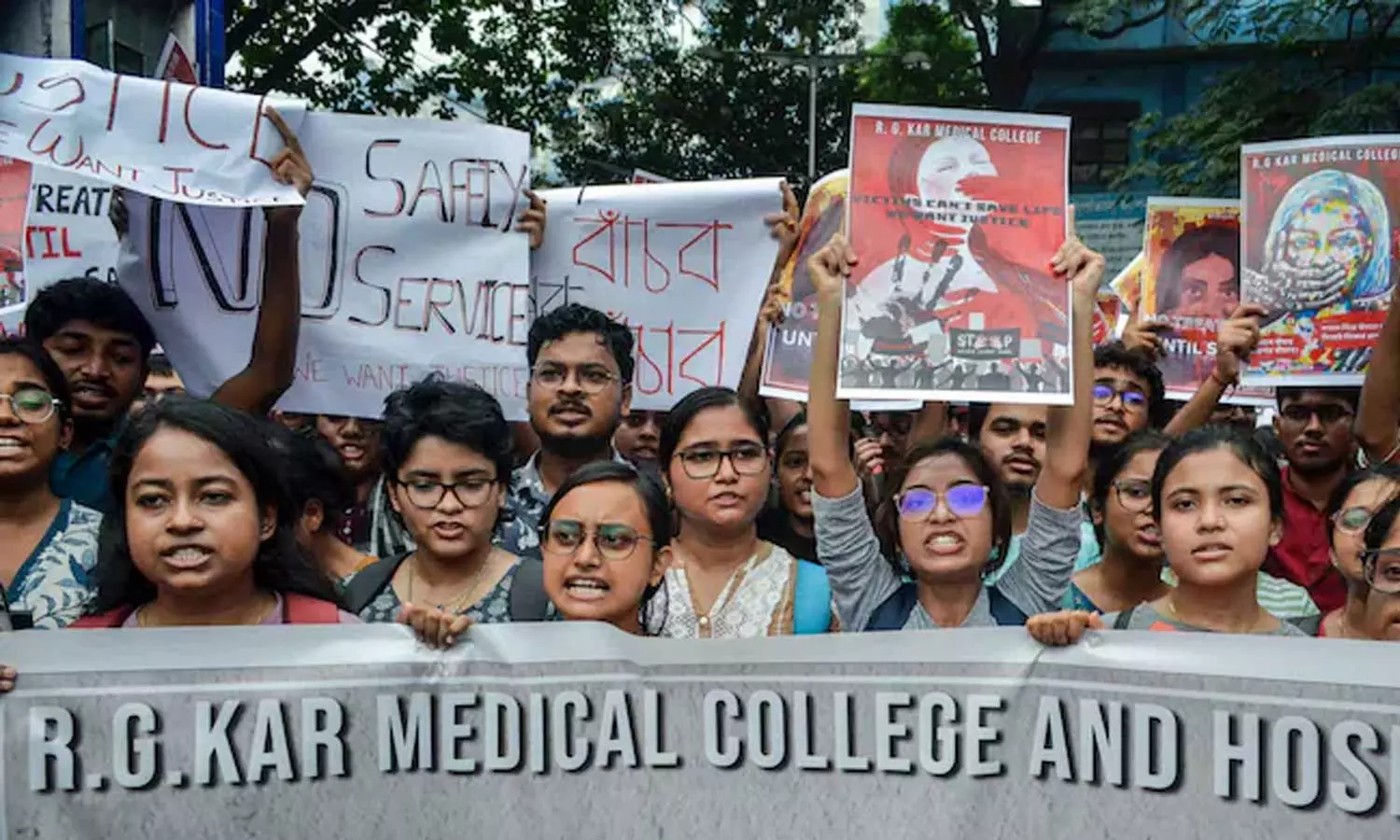 കഴുത്തെല്ല് പൊട്ടി, കണ്ണിലും വായിലും മുറിവുകള്; കൊൽക്കത്തയിൽ കൊല്ലപ്പെട്ട ഡോക്ടർ നേരിട്ടത് കൊടും ക്രൂരത കഴുത്തെല്ല് പൊട്ടി, കണ്ണിലും വായിലും മുറിവുകള്; കൊൽക്കത്തയിൽ കൊല്ലപ്പെട്ട ഡോക്ടർ നേരിട്ടത് കൊടും ക്രൂരത