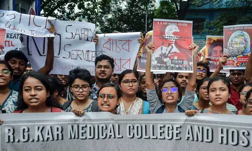 കഴുത്തെല്ല് പൊട്ടി, കണ്ണിലും വായിലും മുറിവുകള്‍; കൊൽക്കത്തയിൽ കൊല്ലപ്പെട്ട ഡോക്ടർ നേരിട്ടത് കൊടും ക്രൂരത