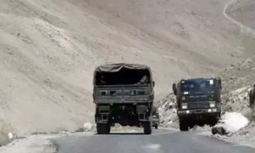 Army vehicle crashes in Ladakh; No one is hurt, latest news malayalam ലഡാക്കിൽ സൈനിക വാഹനം അപകടത്തിൽപ്പെട്ടു; ആർക്കും പരിക്കില്ല