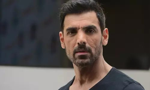 ഒരു സ്യൂട്ട്കെയ്സിൽ കൊള്ളാനുള്ള വസ്ത്രങ്ങളേ ആകെയുള്ളൂ, നാലര കോടിയുടെ കാറൊക്കെ എന്തിന്? ഞാൻ മിഡിൽ ക്ലാസാണ്- ജോണ്‍ എബ്രഹാം