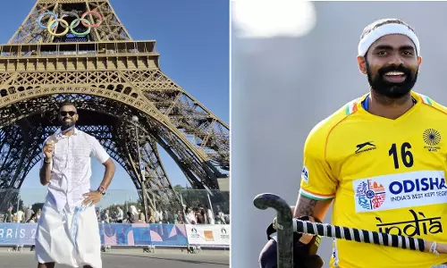 എടാ... മോനേ; ഈഫൽ ടവറിന് മുന്നിൽ മുണ്ടുടുത്ത് മലയാളി ലുക്കിൽ പി.ആർ ശ്രീജേഷ് എടാ... മോനേ; ഈഫൽ ടവറിന് മുന്നിൽ മുണ്ടുടുത്ത് മലയാളി ലുക്കിൽ പി.ആർ ശ്രീജേഷ്