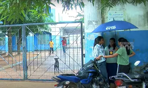 മെറിറ്റ് ലിസ്റ്റിലുള്ളവർക്ക് അഡ്മിഷൻ നിഷേധിച്ചു; വെള്ളായണിയിൽ സൂപ്രണ്ടിനെ ഉപരോധിച്ച് ദലിത് കുട്ടികളുടെ പ്രതിഷേധം മെറിറ്റ് ലിസ്റ്റിലുള്ളവർക്ക് അഡ്മിഷൻ നിഷേധിച്ചു; വെള്ളായണിയിൽ സൂപ്രണ്ടിനെ ഉപരോധിച്ച് ദലിത് കുട്ടികളുടെ പ്രതിഷേധം