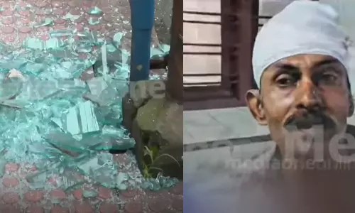 തൃശ്ശൂരില്‍ കടയുടെ ചുമരിൽ പിടിപ്പിച്ചിരുന്ന ചില്ല് തലയില്‍ വീണു; വഴിയാത്രക്കാരന് ഗുരുതര പരിക്ക്