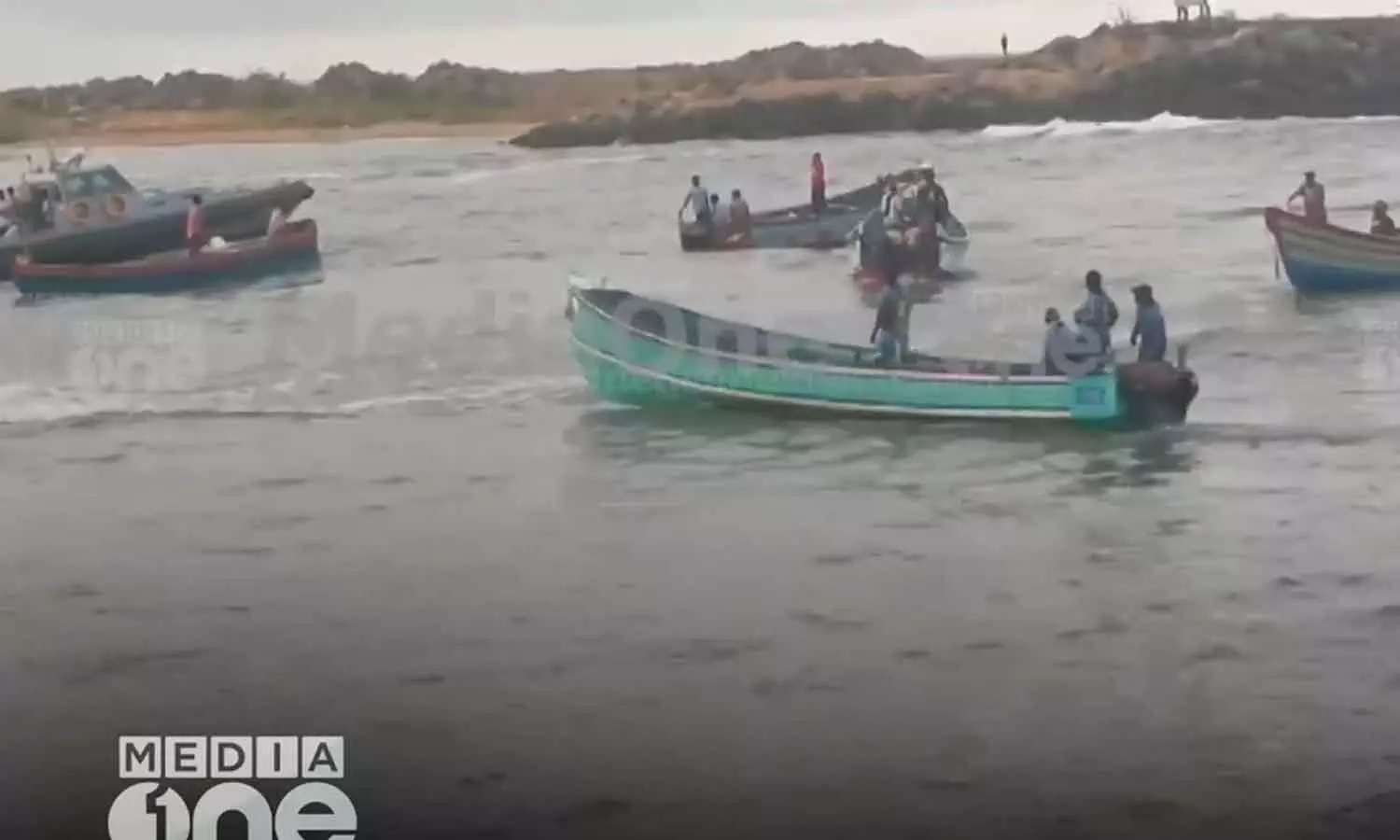 Boat overturned again in Muthalappozhi; Three people were rescued