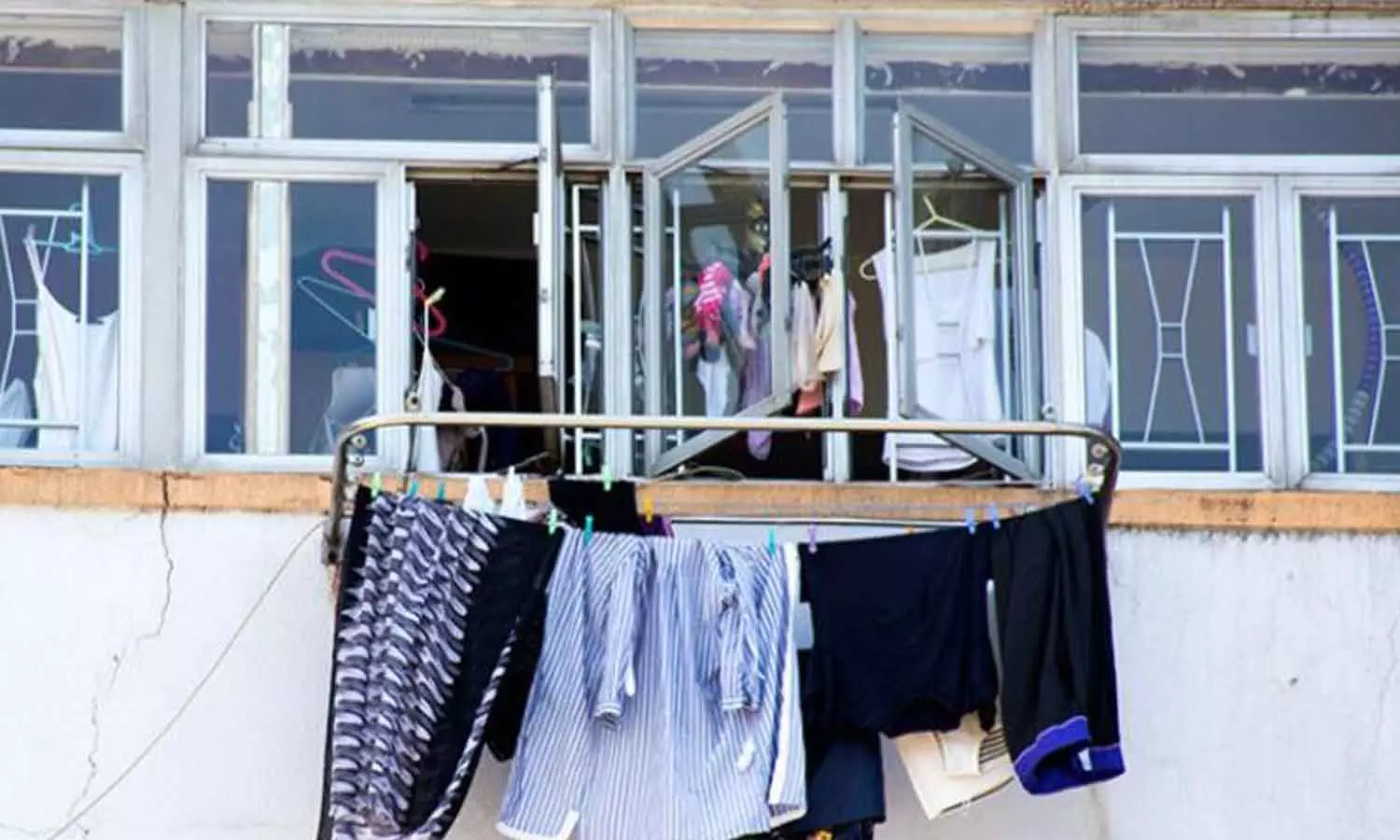 ബാൽക്കണികളിൽ വസ്ത്രങ്ങൾ ഉണക്കാനിടരുത്; മുന്നറിയിപ്പുമായി മസ്‌കത്ത് മുനിസിപാലിറ്റി