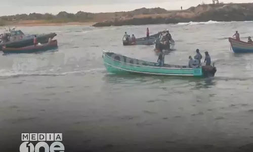 Boat overturned again in Muthalappozhi; Three people were rescued