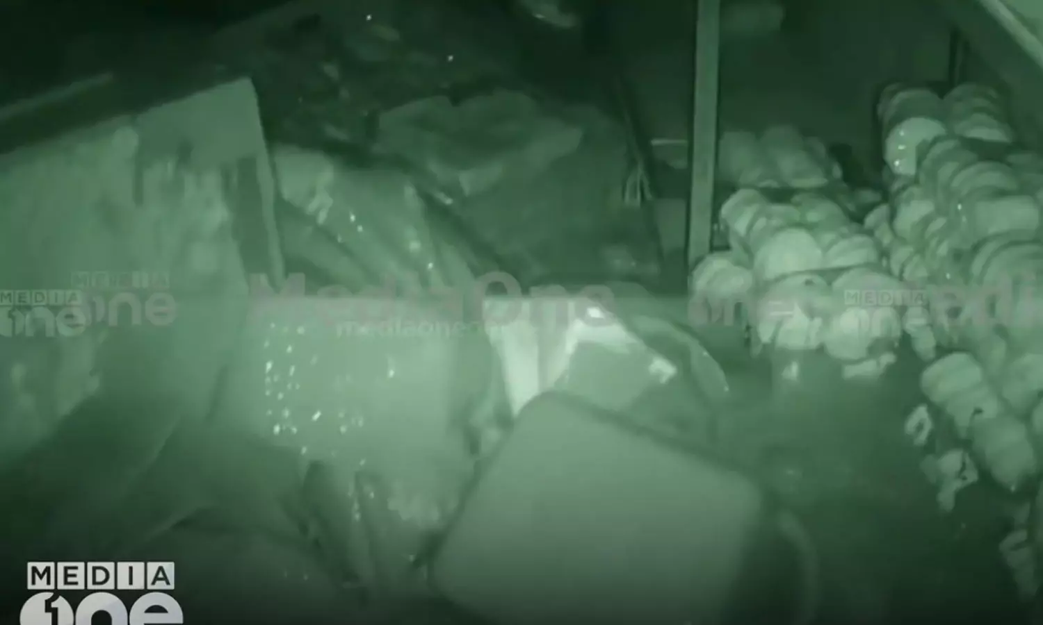 ഇരച്ചെത്തിയ വെള്ളവും മണ്ണും ; മുണ്ടക്കൈ ദുരന്തത്തിന്റെ  ഭീകരത വെളിപ്പെടുത്തി സി.സി.ടി.വി ദൃശ്യങ്ങൾ