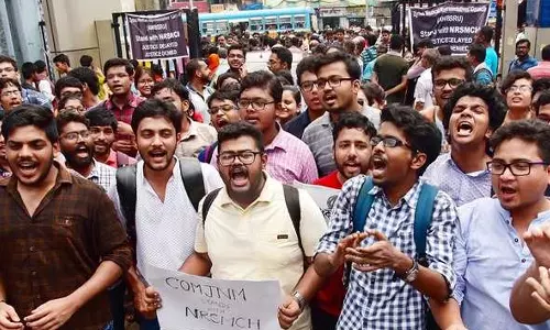 Protests rage in Kolkata; Football fans are also on the scene demanding justice for the female doctor,latest news malayalam, കൊൽക്കത്തയിൽ പ്രതിഷേധം കനക്കുന്നു; വനിതാ ഡോക്ടർക്ക് നീതി ഉറപ്പാക്കണമെന്നാവശ്യപ്പെട്ട് ഫുട്ബോൾ ആരാധകരും രം​ഗത്ത്