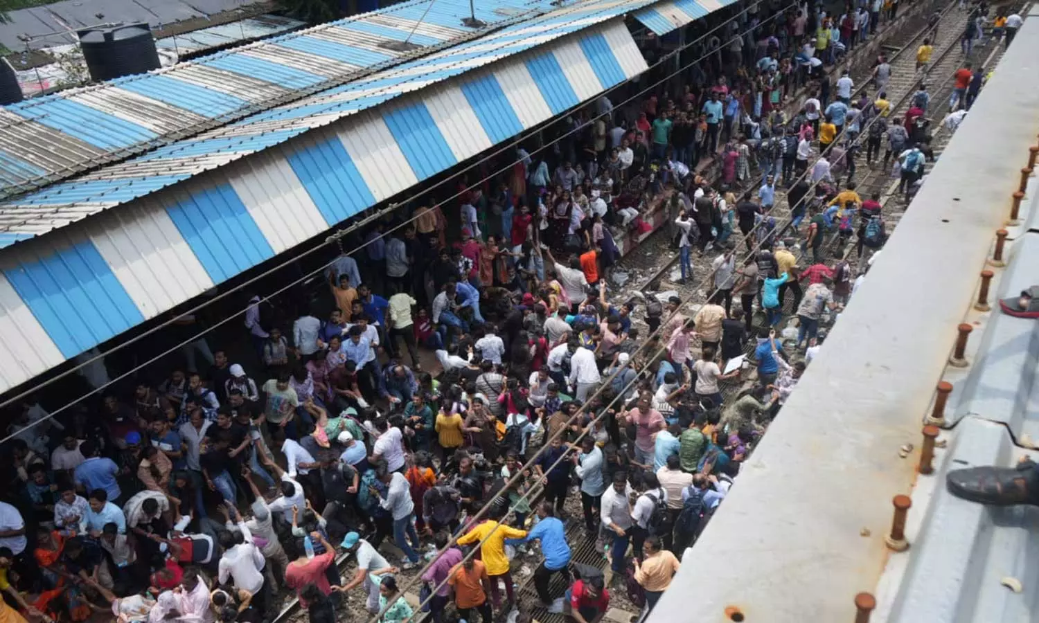 മഹാരാഷ്ട്രയില് രണ്ട് നഴ്സറി വിദ്യാര്ഥികള്ക്ക് പീഡനം; 23 കാരനായ ശുചീകരണ തൊഴിലാളി പിടിയില്, വ്യാപക പ്രതിഷേധം മഹാരാഷ്ട്രയില് രണ്ട് നഴ്സറി വിദ്യാര്ഥികള്ക്ക് പീഡനം; 23 കാരനായ ശുചീകരണ തൊഴിലാളി പിടിയില്, വ്യാപക പ്രതിഷേധം
